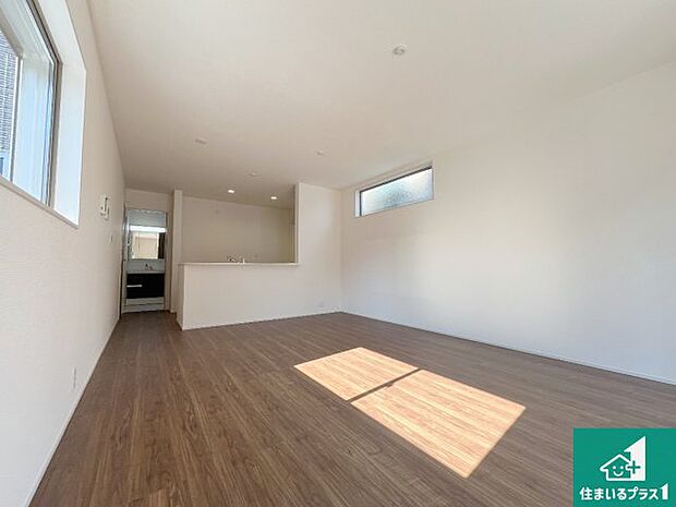 日当たり良好の明るいリビングで朝の目覚めもスッキリできそう!対面キッチンでご家族のコミュニケーションも自然と増える設計!小さなお子様が遊ぶスペースを作っても広々とくつろげるLDK!