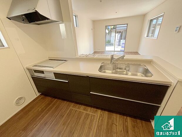 リビングと統一感があり、使い勝手のいいキッチン。広々としているので、二人並んで作業が出来ちゃいます。お子様と一緒に色々なお料理に挑戦できるスペースがあります。