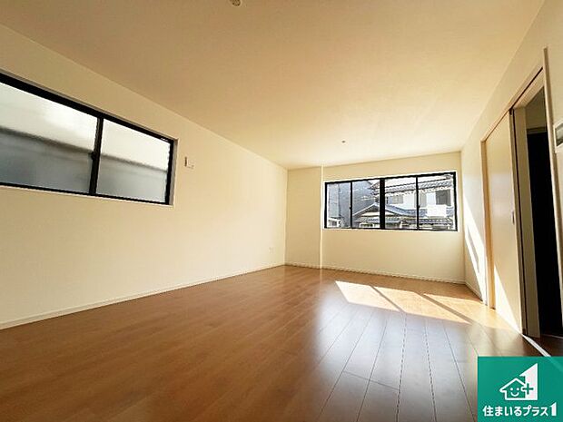 シンプルなリビングは、観葉植物等のインテリアを楽しめますね！パパ好みにも、ママ好みにも家具次第で雰囲気を変えることができます！