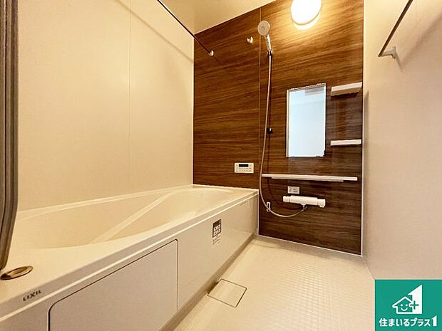 足をゆったり伸ばして寛げる浴槽です。窓が設けられていますので差し込む光が明るく穏やかな雰囲気にしてくれます♪浴室乾燥機も設置しているので、雨の日の洗濯物も安心です♪