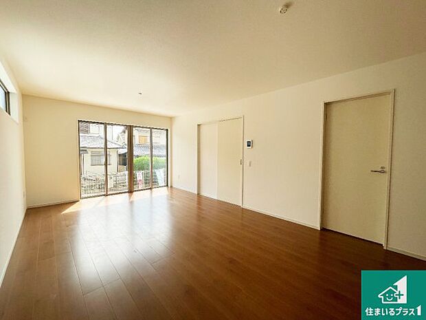 シンプルなリビングは、観葉植物等のインテリアを楽しめますね!パパ好みにも、ママ好みにも家具次第で雰囲気を変えることができます!