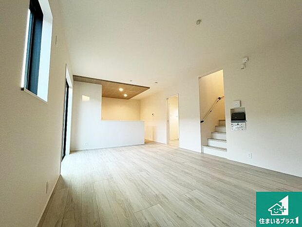 日当たり良好の明るいリビングで朝の目覚めもスッキリできそう!対面キッチンでご家族のコミュニケーションも自然と増える設計!小さなお子様が遊ぶスペースを作っても広々とくつろげるLDK!