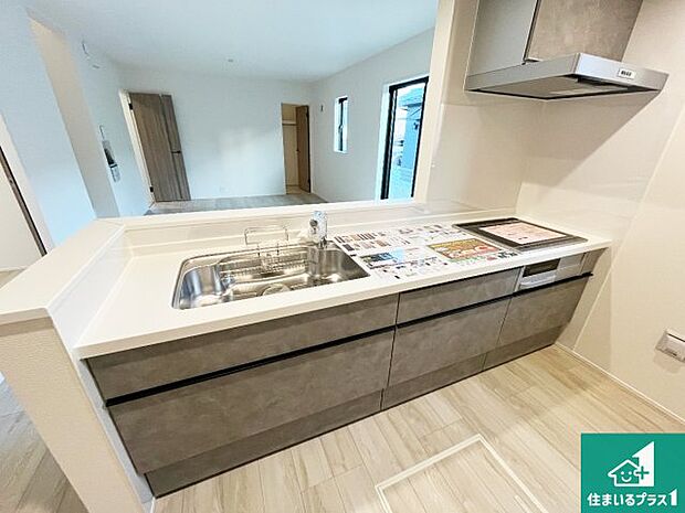 リビングと統一感があり、使い勝手のいいキッチン。広々としているので、二人並んで作業が出来ちゃいます。お子様と一緒に色々なお料理に挑戦できるスペースがあります。