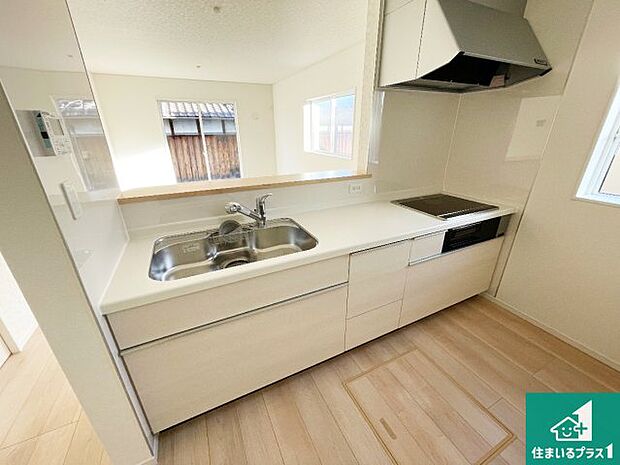 リビングと統一感があり、使い勝手のいいキッチン。広々としているので、二人並んで作業が出来ちゃいます。お子様と一緒に色々なお料理に挑戦できるスペースがあります。