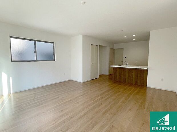 シンプルなリビングは、観葉植物等のインテリアを楽しめますね！パパ好みにも、ママ好みにも家具次第で雰囲気を変えることができます！