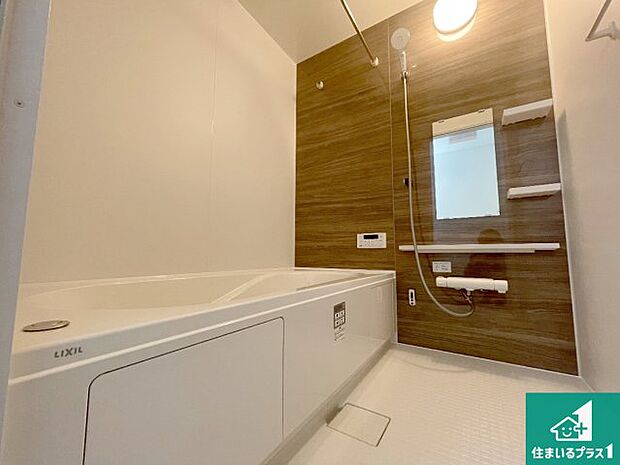 足をゆったり伸ばして寛げる浴槽です。窓が設けられていますので差し込む光が明るく穏やかな雰囲気にしてくれます♪浴室乾燥機も設置しているので、雨の日の洗濯物も安心です♪