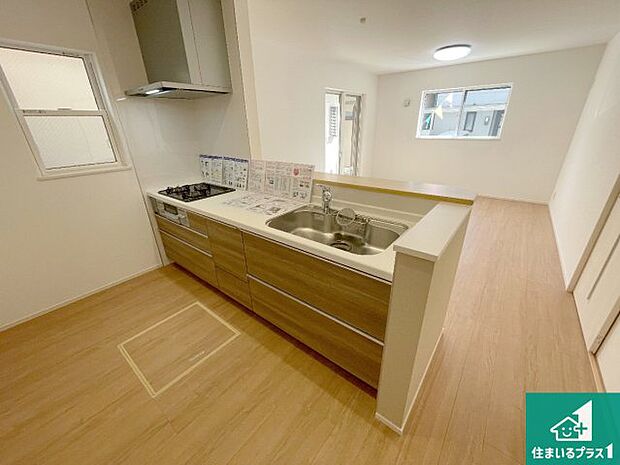 リビングと統一感があり、使い勝手のいいキッチン。広々としているので、二人並んで作業が出来ちゃいます。お子様と一緒に色々なお料理に挑戦できるスペースがあります。