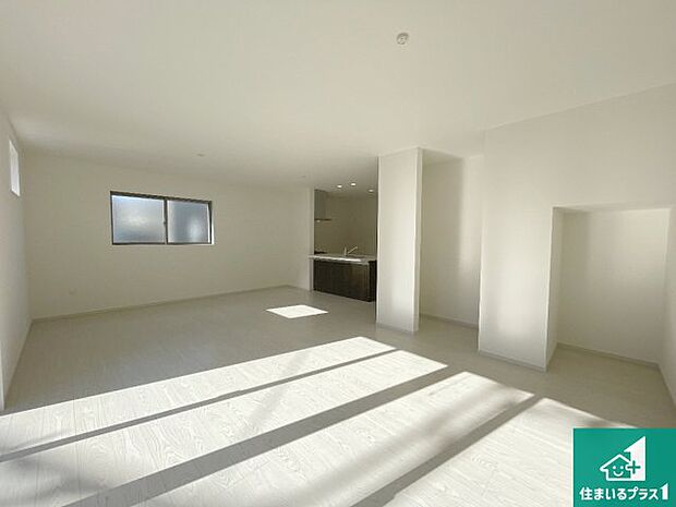 日当たり良好の明るいリビングで朝の目覚めもスッキリできそう！対面キッチンでご家族のコミュニケーションも自然と増える設計！小さなお子様が遊ぶスペースを作っても広々とくつろげるLDK！