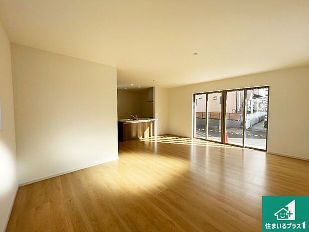 日当たり良好の明るいリビングで朝の目覚めもスッキリできそう！対面キッチンでご家族のコミュニケーションも自然と増える設計！小さなお子様が遊ぶスペースを作っても広々とくつろげるLDK！