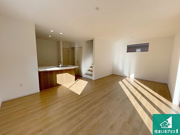 日当たり良好の明るいリビングで朝の目覚めもスッキリできそう！対面キッチンでご家族のコミュニケーションも自然と増える設計！小さなお子様が遊ぶスペースを作っても広々とくつろげるLDK！