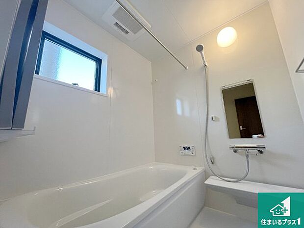 足をゆったり伸ばして寛げる浴槽です。窓が設けられていますので差し込む光が明るく穏やかな雰囲気にしてくれます♪浴室乾燥機も設置しているので、雨の日の洗濯物も安心です♪