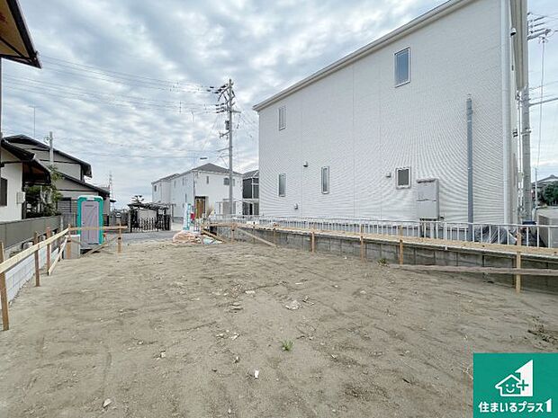 周辺は落ち着いた街並みの住宅地！子育てがしやすい住環境です！まだ未完成ですが、現地でしかわからない事もございます。是非一度ご覧ください。