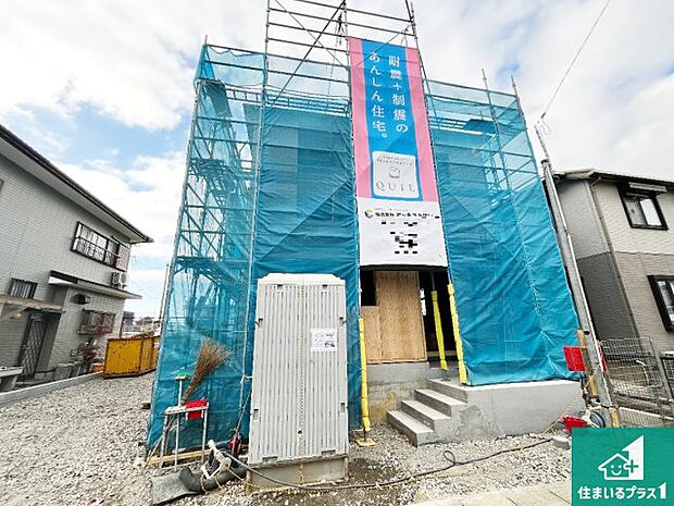 日当たり良好の明るいリビングで朝の目覚めもスッキリできそう！対面キッチンでご家族のコミュニケーションも自然と増える設計！小さなお子様が遊ぶスペースを作っても広々とくつろげるLDK！