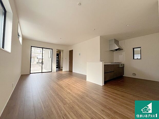 シンプルなリビングは、観葉植物等のインテリアを楽しめますね！パパ好みにも、ママ好みにも家具次第で雰囲気を変えることができます！