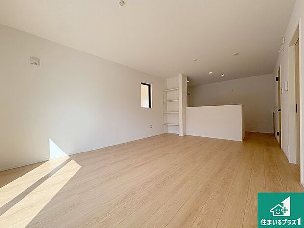 シンプルなリビングは、観葉植物等のインテリアを楽しめますね!パパ好みにも、ママ好みにも家具次第で雰囲気を変えることができます!