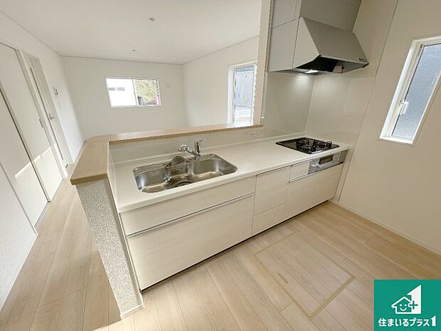 明るいリビングで朝の目覚めもスッキリできそう！対面キッチンでご家族のコミュニケーションも自然と増える設計！小さなお子様が遊ぶスペースを作っても広々とくつろげるLDK！