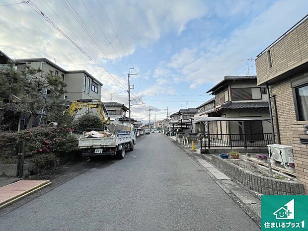 周辺は落ち着いた街並みの住宅地!子育てがしやすい住環境です!まだ未完成ですが、現地でしかわからない事もございます。是非一度ご覧ください。
