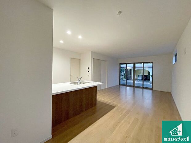 明るいリビングで朝の目覚めもスッキリできそう！対面キッチンでご家族のコミュニケーションも自然と増える設計！小さなお子様が遊ぶスペースを作っても広々とくつろげるLDK！