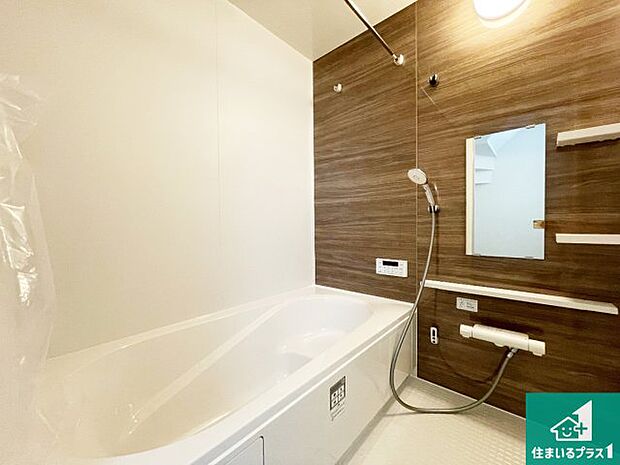 足をゆったり伸ばして寛げる浴槽です。窓が設けられていますので差し込む光が明るく穏やかな雰囲気にしてくれます♪浴室乾燥機も設置しているので、雨の日の洗濯物も安心です♪