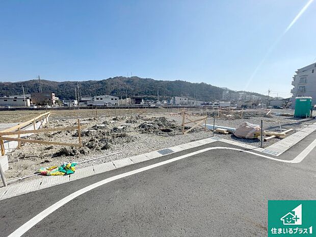 周辺は落ち着いた街並みの住宅地!子育てがしやすい住環境です!まだ未完成ですが、現地でしかわからない事もございます。是非一度ご覧ください。