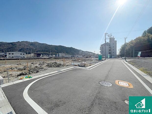 周辺は落ち着いた街並みの住宅地！子育てがしやすい住環境です！まだ未完成ですが、現地でしかわからない事もございます。是非一度ご覧ください。