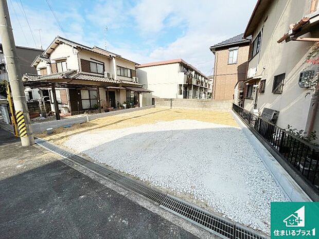周辺は落ち着いた街並みの住宅地!子育てがしやすい住環境です!まだ未完成ですが、現地でしかわからない事もございます。是非一度ご覧ください。
