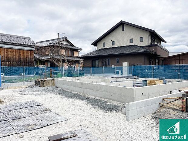 周辺は落ち着いた街並みの住宅地!子育てがしやすい住環境です!まだ未完成ですが、現地でしかわからない事もございます。是非一度ご覧ください。