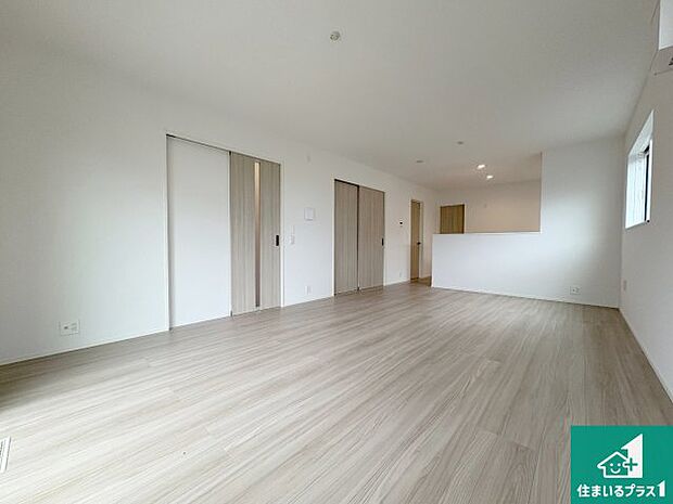 シンプルなリビングは、観葉植物等のインテリアを楽しめますね!パパ好みにも、ママ好みにも家具次第で雰囲気を変えることができます!