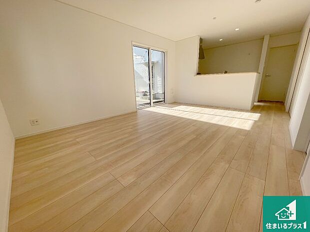 シンプルなリビングは、観葉植物等のインテリアを楽しめますね！パパ好みにも、ママ好みにも家具次第で雰囲気を変えることができます！