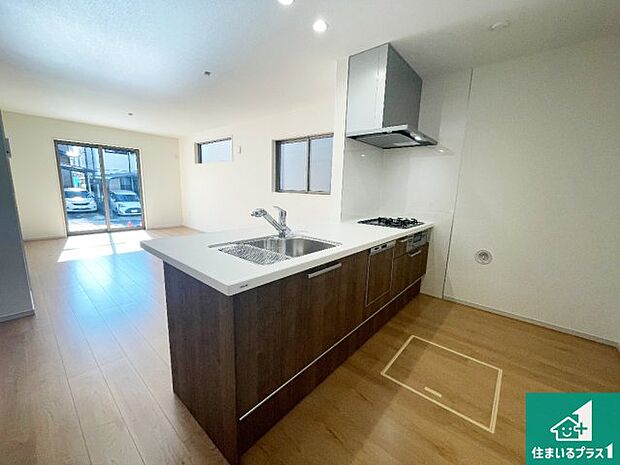 シンプルなリビングは、観葉植物等のインテリアを楽しめますね！パパ好みにも、ママ好みにも家具次第で雰囲気を変えることができます！