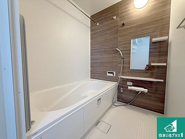 足をゆったり伸ばして寛げる浴槽です。窓が設けられていますので差し込む光が明るく穏やかな雰囲気にしてくれます♪浴室乾燥機も設置しているので、雨の日の洗濯物も安心です♪