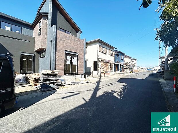 周辺は落ち着いた街並みの住宅地!子育てがしやすい住環境です!まだ未完成ですが、現地でしかわからない事もございます。是非一度ご覧ください。