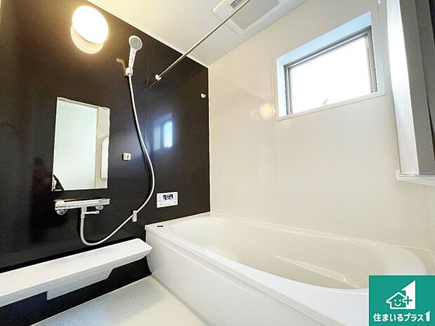 足をゆったり伸ばして寛げる浴槽です。窓が設けられていますので差し込む光が明るく穏やかな雰囲気にしてくれます♪浴室乾燥機も設置しているので、雨の日の洗濯物も安心です♪