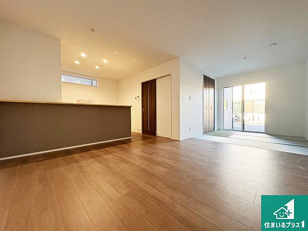 シンプルなリビングは、観葉植物等のインテリアを楽しめますね！パパ好みにも、ママ好みにも家具次第で雰囲気を変えることができます！