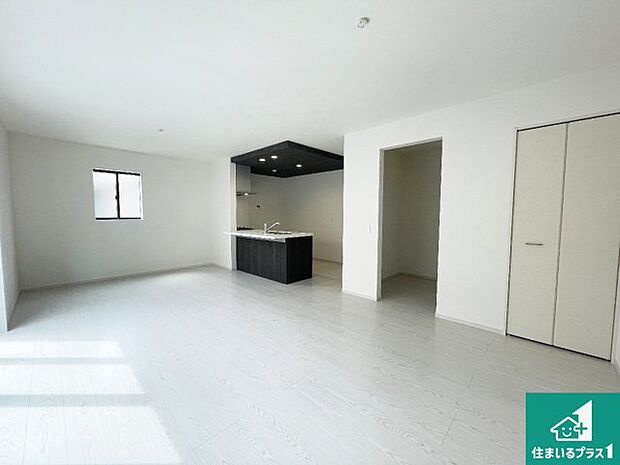 日当たり良好の明るいリビングで朝の目覚めもスッキリできそう!対面キッチンでご家族のコミュニケーションも自然と増える設計!小さなお子様が遊ぶスペースを作っても広々とくつろげるLDK!