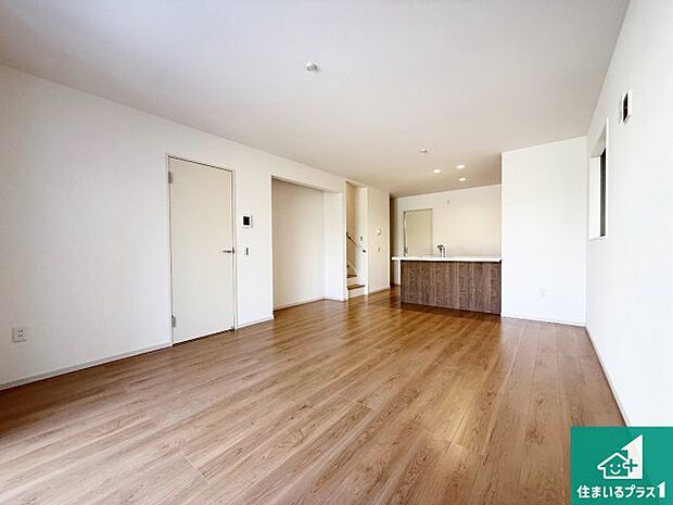 シンプルなリビングは、観葉植物等のインテリアを楽しめますね!パパ好みにも、ママ好みにも家具次第で雰囲気を変えることができます!