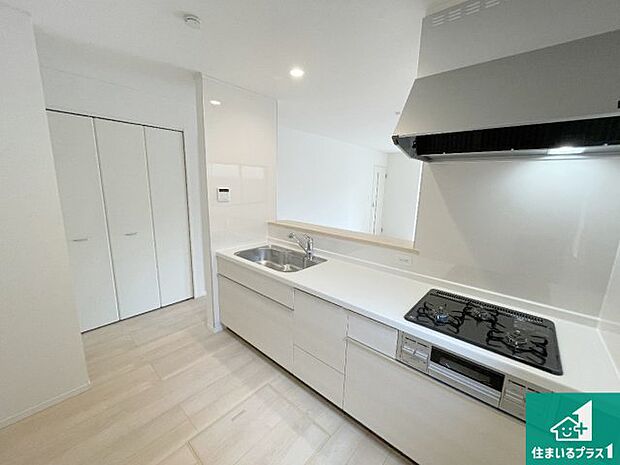 明るいリビングで朝の目覚めもスッキリできそう！対面キッチンでご家族のコミュニケーションも自然と増える設計！小さなお子様が遊ぶスペースを作っても広々とくつろげるLDK！