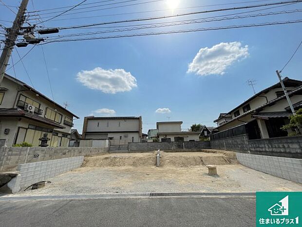 周辺は落ち着いた街並みの住宅地！子育てがしやすい住環境です！まだ未完成ですが、現地でしかわからない事もございます。是非一度ご覧ください。
