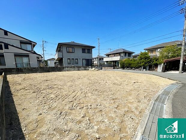 周辺は落ち着いた街並みの住宅地！子育てがしやすい住環境です！まだ未完成ですが、現地でしかわからない事もございます。是非一度ご覧ください。