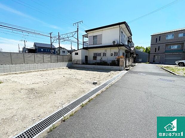 周辺は落ち着いた街並みの住宅地!子育てがしやすい住環境です!まだ未完成ですが、現地でしかわからない事もございます。是非一度ご覧ください。