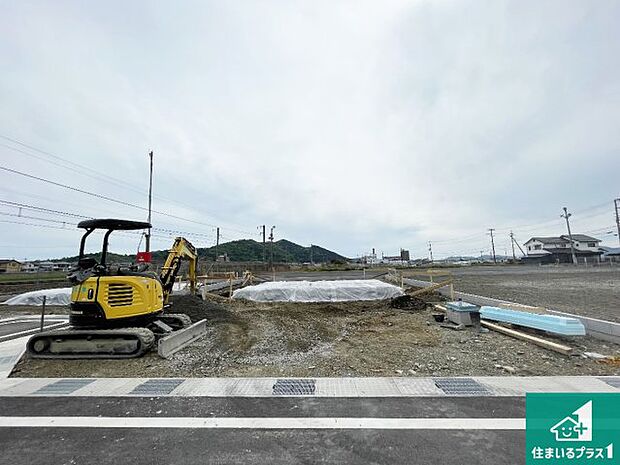 周辺は落ち着いた街並みの住宅地！子育てがしやすい住環境です！まだ未完成ですが、現地でしかわからない事もございます。是非一度ご覧ください。