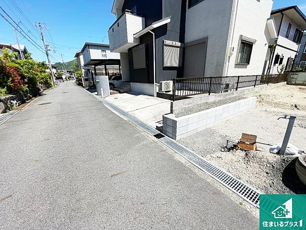 周辺は落ち着いた街並みの住宅地！子育てがしやすい住環境です！まだ未完成ですが、現地でしかわからない事もございます。是非一度ご覧ください。