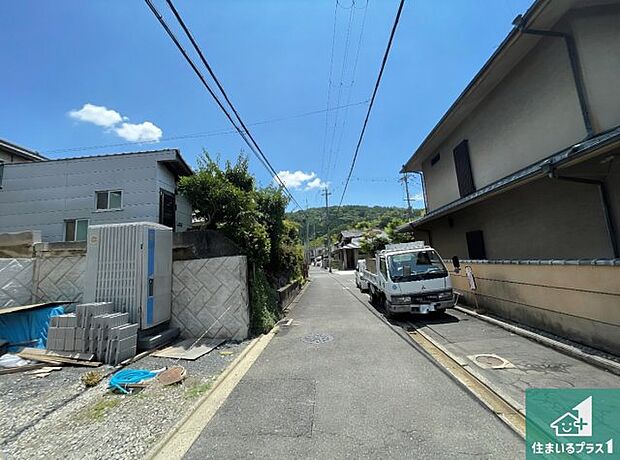 周辺は落ち着いた街並みの住宅地!子育てがしやすい住環境です!まだ未完成ですが、現地でしかわからない事もございます。是非一度ご覧ください。