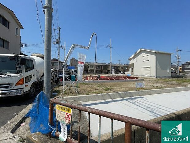 周辺は落ち着いた街並みの住宅地!子育てがしやすい住環境です!まだ未完成ですが、現地でしかわからない事もございます。是非一度ご覧ください。