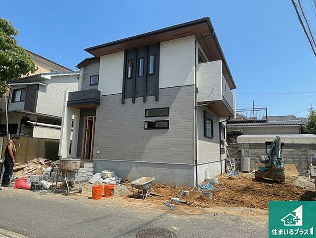 周辺は落ち着いた街並みの住宅地!子育てがしやすい住環境です!まだ未完成ですが、現地でしかわからない事もございます。是非一度ご覧ください。