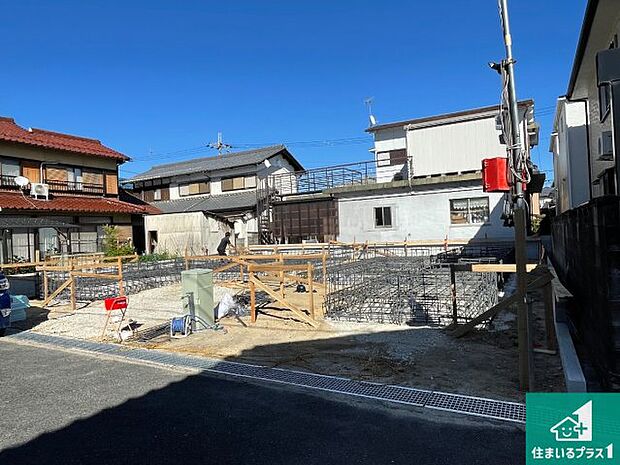 周辺は落ち着いた街並みの住宅地!子育てがしやすい住環境です!まだ未完成ですが、現地でしかわからない事もございます。是非一度ご覧ください。