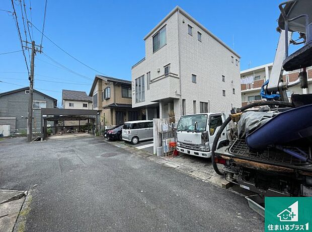周辺は落ち着いた街並みの住宅地!子育てがしやすい住環境です!まだ未完成ですが、現地でしかわからない事もございます。是非一度ご覧ください。