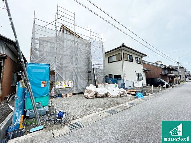 周辺は落ち着いた街並みの住宅地!子育てがしやすい住環境です!まだ未完成ですが、現地でしかわからない事もございます。是非一度ご覧ください。