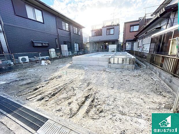 周辺は落ち着いた街並みの住宅地！子育てがしやすい住環境です！まだ未完成ですが、現地でしかわからない事もございます。是非一度ご覧ください。