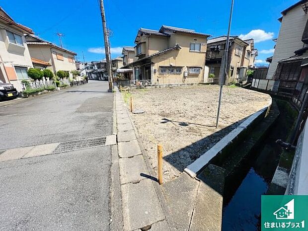 周辺は落ち着いた街並みの住宅地!子育てがしやすい住環境です!まだ未完成ですが、現地でしかわからない事もございます。是非一度ご覧ください。